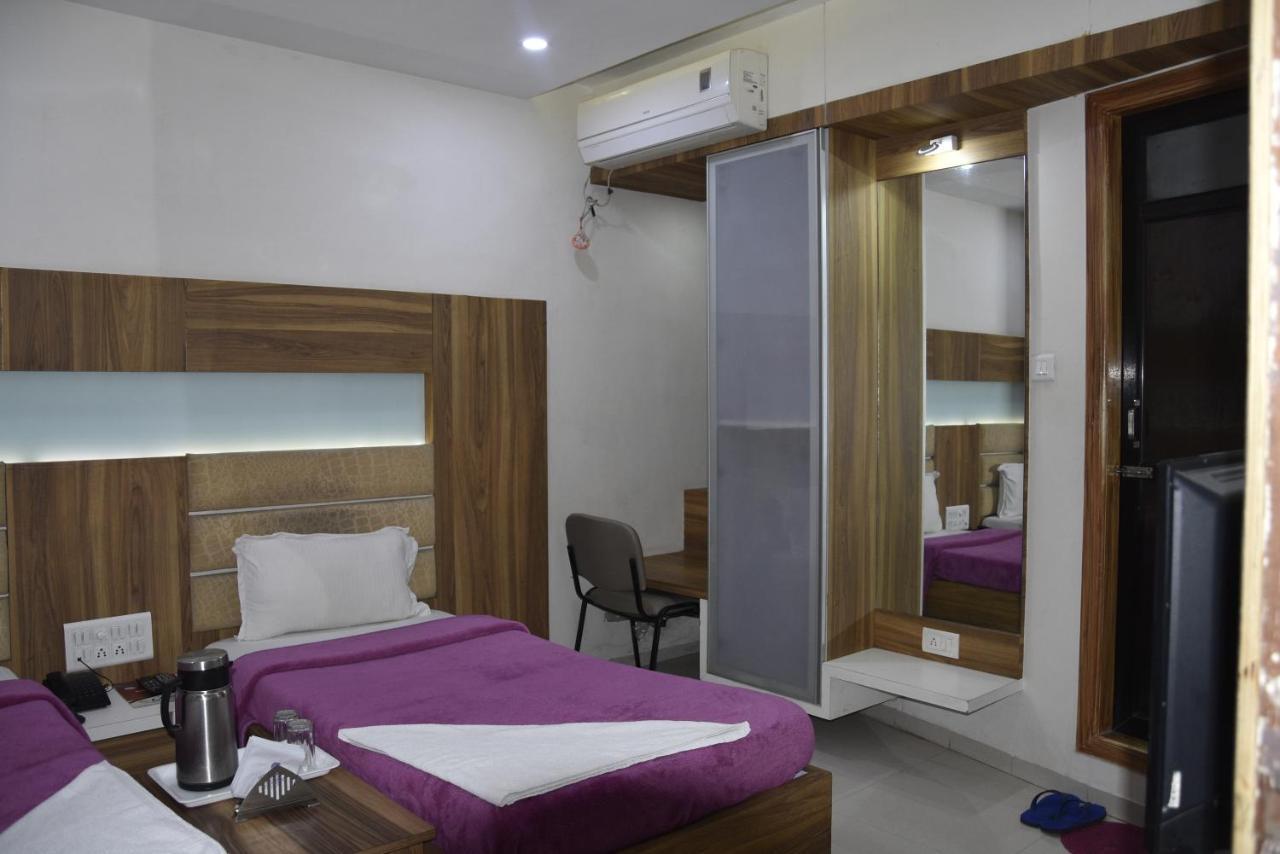 Midtown Hotel Ahmedabad Exterior foto